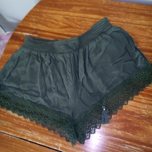 NWOT MUDD army green thin flowy shorts with a crochet hem XL - Picture 1 of 4